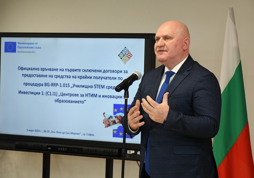 Стартира изграждането на STEM кабинети в над 2 200 училища