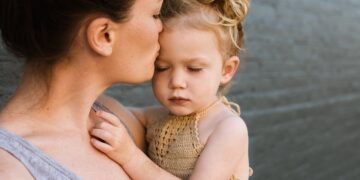 Млада жена от Варна остава на улицата – сама, бременна и с малко дете, търси спешно подслон на разумна цена