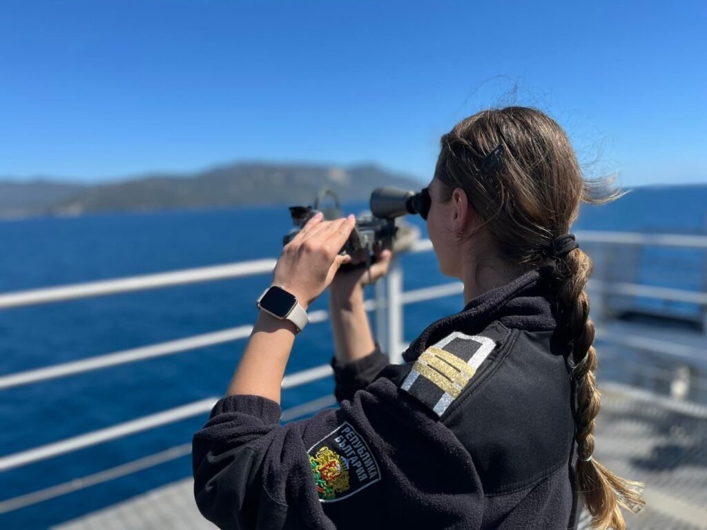 24 курсанти на ВВМУ провеждат плавателната си практика на НИК 421 (СНИМКИ)