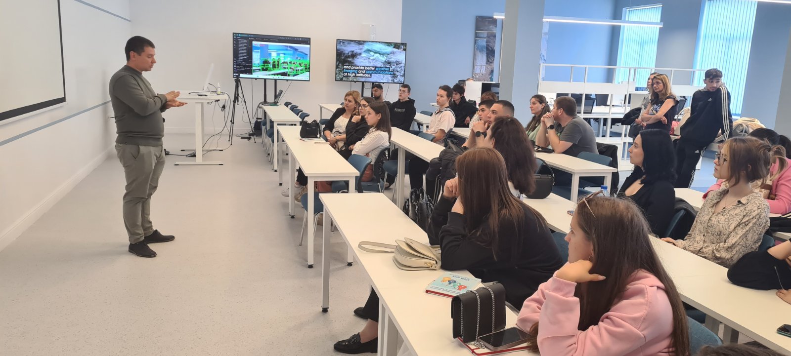 60 гимназисти гостуваха в Морско училище