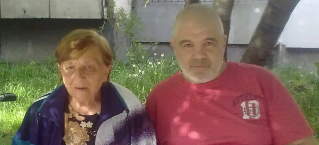 Мъж с множество увреждния търси средства, за да погребе достойно майка си