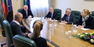 Премиерът Главчев се срещна с близки на отвлечените български моряци от кораба Galaxy Leader