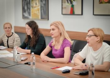 Министър Динкова проведе среща с туроператори, общини и участници в програмата за реклама на Черноморските общини у нас