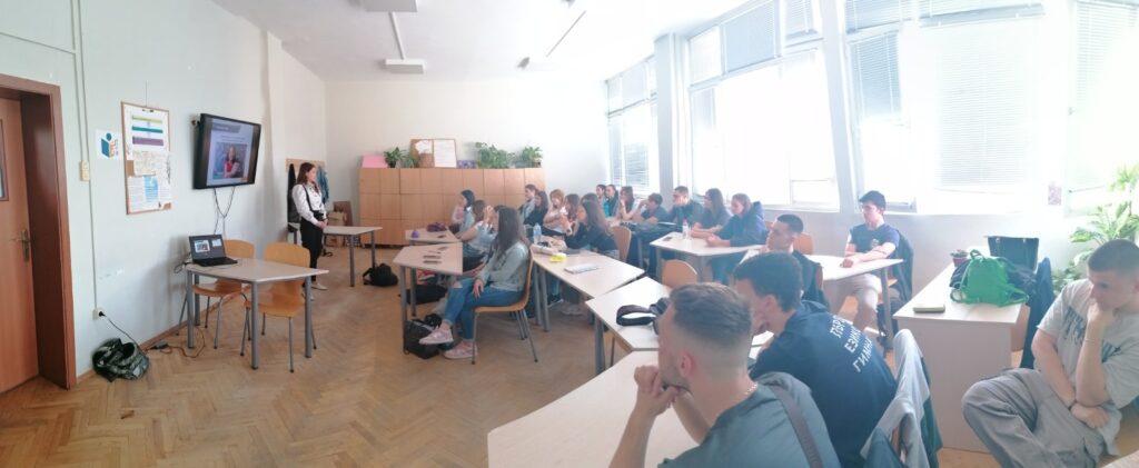 Десетокласници от Първа езикова гимназия дискутираха темата за наркотиците със съдия от Окръжен съд – Варна