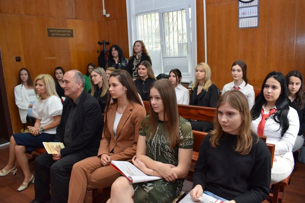 В симулиран съдебен процес: Ученици наложиха 10 г. присъда на водач, причинил смърт по непредпазливост при пътно произшествие (СНИМКИ)