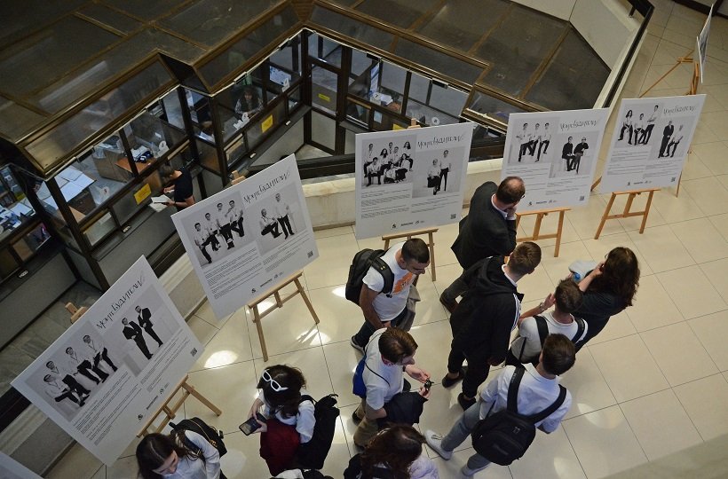 Във Варна откриха изложба с фотографии на българските олимпийци по природни науки