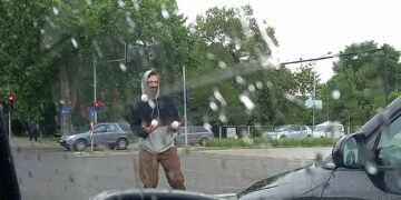 Уличен артист жонглира на кръстовище във Варна, раздава въздушни целувки и предизвиква усмивки! (ВИДЕО)