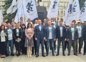 Десетки членове и симпатизанти на "Възраждане" се събраха днес на паметника на Цар Калоян в центъра на Варна, за да дадат началото на предизборната кампания за Парламентарните избори, които ще се проведат на 9-ти юни. В събитието се включиха кандидатите за народни представители, кандидати за евродепутати,  общински съветници и много варненци, които се присъединиха, за да изкажат подкрепата си към "Възраждане". 