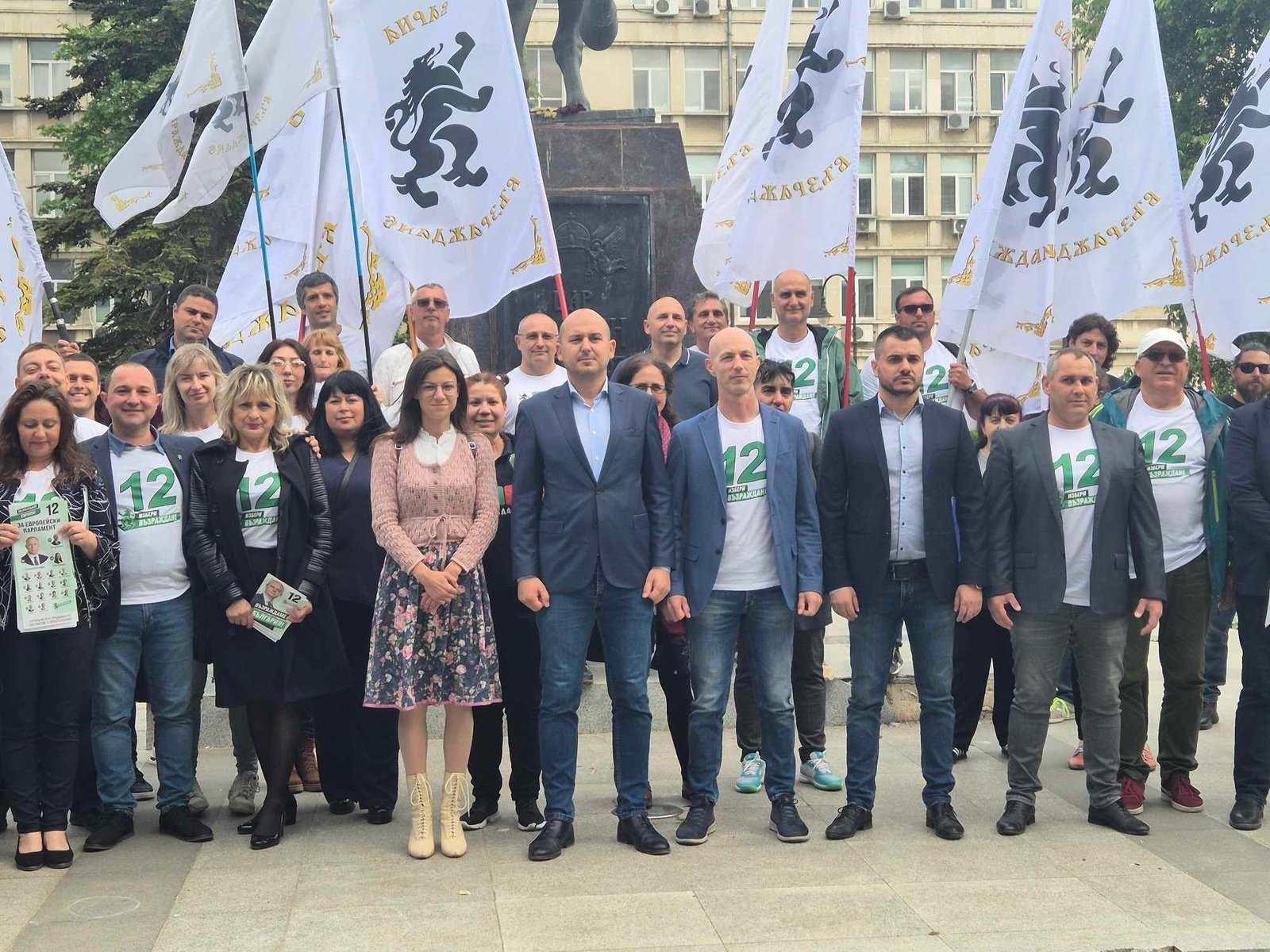 Десетки членове и симпатизанти на "Възраждане" се събраха днес на паметника на Цар Калоян в центъра на Варна, за да дадат началото на предизборната кампания за Парламентарните избори, които ще се проведат на 9-ти юни. В събитието се включиха кандидатите за народни представители, кандидати за евродепутати, общински съветници и много варненци, които се присъединиха, за да изкажат подкрепата си към "Възраждане".