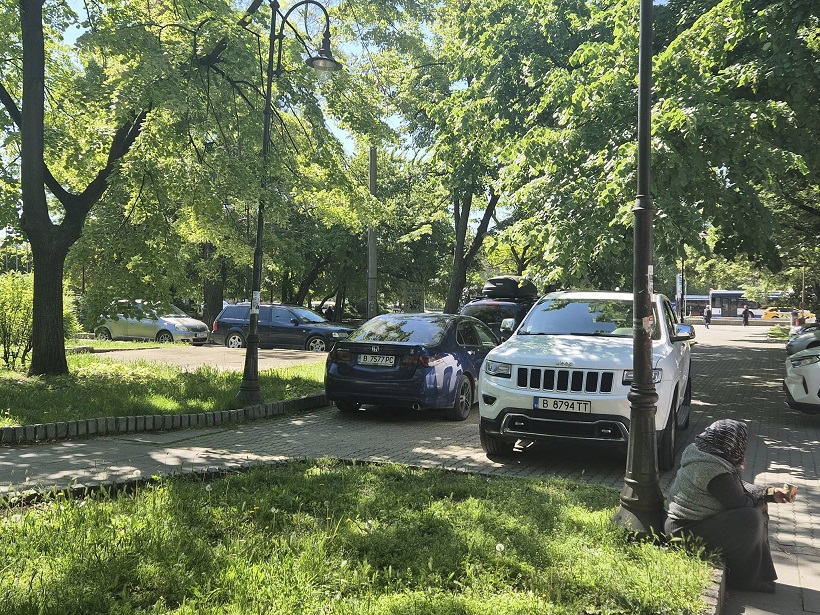 Площадът на Катедралата във Варна се превръща в паркинг (СНИМКИ)