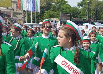 Прекрасна празнична енергия заля Варна на най-светлия празник (ВИДЕО/СНИМКИ)