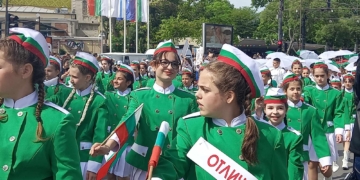 Прекрасна празнична енергия заля Варна на най-светлия празник (ВИДЕО/СНИМКИ)