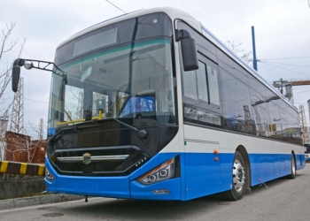Автобусите на Градски транспорт Варна по линия 409 ще се движат на 2 август (петък) сутринта с променен маршрут. Причината е асфалтиране на пътен участък, посочиха от общинския превозвач. Курсове от гр. Аксаково посока к. к. „Златни пясъци“ в 06:30, 07:00, 07:30, 08:00, 08:30 часа и автобусите от к. к. „Златни пясъци“ посока гр. Аксаково с курсове в 07:30, 08:00, 08:30, 09:00 и 09:30 часа, няма да обслужват спирки „Ген. Заимов“, „Писател“, „Хоризонт“, „Журналист“, ВСУ, „Ален мак“ - двупосочно. Автобусите след сп. „Странджа“ ще обслужват спирки „Дървен мост“, „Изгрев“, „Майстор Манол“ и спирките по маршрута до сп. „Ривиера“. Маршрутните промени се въвеждат във връзка с полагане на асфалтова настилка на обект „Основен ремонт на общински път VAR 1082 от пътен възел с републикански път I-9 до свлачище „Трифон Зарезан“ и от свлачище „Трифон Зарезан“ до кръстовище при комплекс „Ривиера“, Община Варна, Eтап 1: Участък от км 5+950 до км 3+150“.