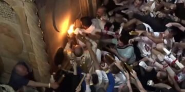 Благодатният огън слезе в храма на Гроба Господен в Йерусалим (ВИДЕО)