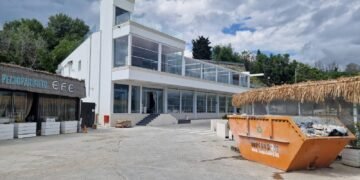 Без кмета в зала, общински съветници питаха за законността на новия ресторант на Траката