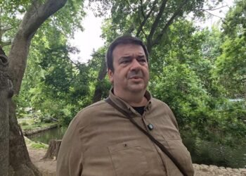 Варненският общински съвет даде съгласие местната администрация да се включи като партньор в четири проекта по Програма Интеррег „Евро-Средиземноморски басейн“ 2021-2027 г., за които е получила покана. Първото проектно предложение – „WISE Circularity: Women`s Initiative for Sustainable Economy Circularity“, има за цел да стимулира активното участие на жените в дейности за кръгова икономика, като се фокусира върху рециклирането на отпадъци от храни, опаковки и текстил. Партньори по проекта са организации от Хърватия, Гърция, Испания, Босна и Италия. Второто проектно предложение – „Revive & Repair: Empowering Skills for Sustainable Consumption“ цели да насърчи устойчивостта и професионалното образование чрез създаване на центрове за ремонт на електронни уреди. Освен Община Варна, партньори по проекта са организации от Босна, Кипър, Италия и Гърция. BROCH: „Brownfield Regeneration into Outer Community Hubs“ е наименованието на третото проектно предложение, което се фокусира върху ролята на изоставените индустриални зони и потенциала им да се превърнат в устойчиви зони за икономика с по-ниски въглеродни емисии и по-добро качество на живот. Партньори са организации от Гърция, Италия, Словения, Кипър и Албания. Четвъртото проектно предложение – „METAEDUCATE – Empowering Learners through Immersive and Personalized Education“, има за цел да осъвремени образованието чрез използване на иновативни технологии, разработване на триизмерна среда за обучение, интегриране на интерактивни функции и инструменти и др. Партньори по проекта, освен Община Варна, са организации от Гърция, Италия, Испания и Северна Македония. Местният парламент прие и решение общината да участва като партньор в проекта „CSI-MARINE – Circular Solutions for Innovative Marine Litter Management“ по Програма Интеррег „Европа“. Неговата цел е да се подобри капацитетът за ефективно откриване, управление и намаляване на морските отпадъци чрез приемане и интегриране на иновативни технологични решения и доказани методологии. Партньори по проекта са организации от Литва, Албания, Италия, Швеция, Гърция, Унгария и Франция. Общият бюджет на всеки един от проектите е до 1 500 000 евро, а като партньор по тях Община Варна ще разполага индикативно с до 200 000 евро. Безвъзмездната финансова помощ е 80%. Съфинансирането е в размер на 20%. 15 на сто от тях ще осигури МРРБ, а 5% - местната администрация. Община Варна може да участва като партньор в най-много два проекта.