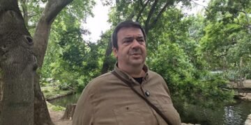 Варненският общински съвет даде съгласие местната администрация да се включи като партньор в четири проекта по Програма Интеррег „Евро-Средиземноморски басейн“ 2021-2027 г., за които е получила покана. Първото проектно предложение – „WISE Circularity: Women`s Initiative for Sustainable Economy Circularity“, има за цел да стимулира активното участие на жените в дейности за кръгова икономика, като се фокусира върху рециклирането на отпадъци от храни, опаковки и текстил. Партньори по проекта са организации от Хърватия, Гърция, Испания, Босна и Италия. Второто проектно предложение – „Revive & Repair: Empowering Skills for Sustainable Consumption“ цели да насърчи устойчивостта и професионалното образование чрез създаване на центрове за ремонт на електронни уреди. Освен Община Варна, партньори по проекта са организации от Босна, Кипър, Италия и Гърция. BROCH: „Brownfield Regeneration into Outer Community Hubs“ е наименованието на третото проектно предложение, което се фокусира върху ролята на изоставените индустриални зони и потенциала им да се превърнат в устойчиви зони за икономика с по-ниски въглеродни емисии и по-добро качество на живот. Партньори са организации от Гърция, Италия, Словения, Кипър и Албания. Четвъртото проектно предложение – „METAEDUCATE – Empowering Learners through Immersive and Personalized Education“, има за цел да осъвремени образованието чрез използване на иновативни технологии, разработване на триизмерна среда за обучение, интегриране на интерактивни функции и инструменти и др. Партньори по проекта, освен Община Варна, са организации от Гърция, Италия, Испания и Северна Македония. Местният парламент прие и решение общината да участва като партньор в проекта „CSI-MARINE – Circular Solutions for Innovative Marine Litter Management“ по Програма Интеррег „Европа“. Неговата цел е да се подобри капацитетът за ефективно откриване, управление и намаляване на морските отпадъци чрез приемане и интегриране на иновативни технологични решения и доказани методологии. Партньори по проекта са организации от Литва, Албания, Италия, Швеция, Гърция, Унгария и Франция. Общият бюджет на всеки един от проектите е до 1 500 000 евро, а като партньор по тях Община Варна ще разполага индикативно с до 200 000 евро. Безвъзмездната финансова помощ е 80%. Съфинансирането е в размер на 20%. 15 на сто от тях ще осигури МРРБ, а 5% - местната администрация. Община Варна може да участва като партньор в най-много два проекта.