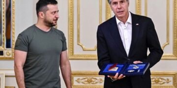 Блинкен към Зеленски: Помощта за Украйна пътува от Америка