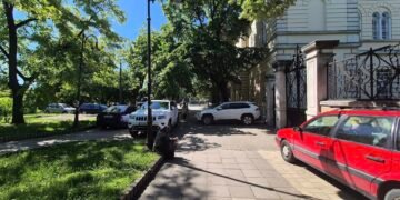 Варненци: Колко още ще се толерира спирането на коли по площади и пешеходни алеи?