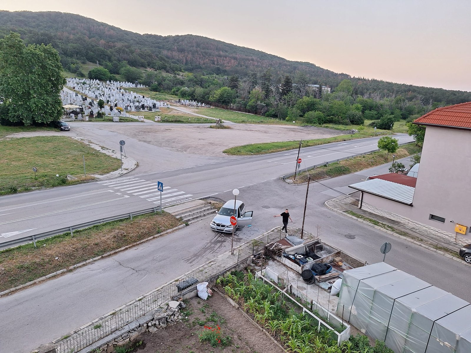 Кола се вряза в ограда на къща в Аксаково