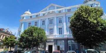 Потрошената от лек автомобил спирка във Варна – все още не е ремонтирана и става все по-опасна за хората (СНИМКИ)