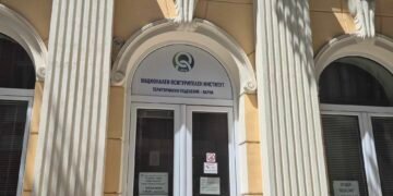 Потрошената от лек автомобил спирка във Варна – все още не е ремонтирана и става все по-опасна за хората (СНИМКИ)