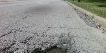 От днес започва "кърпенето" на дупки в район "Одесос" във Варна