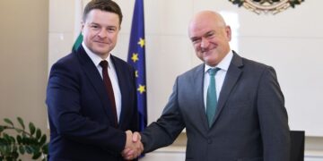 Премиерът Главчев разговаря с посланика на Великобритания Роб Диксън