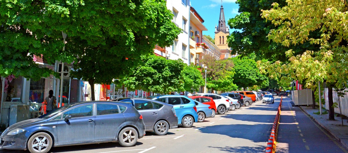 Буферни паркинги и еднопосочно движение са сред възможните решения на намалените паркоместа в кв. „Чайка“