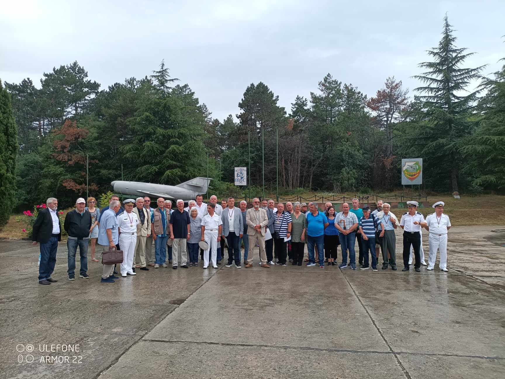 НАВЪРШИХА СЕ 60 ГОДИНИ ОТ ПЪРВАТА СТРЕЛБА НА БРЕГОВИЯ РАКЕТЕН КОМПЛЕКС НА ВОЕННОМОРСКИТЕ СИЛИ На 14 юни 2024 г. в района на военно формирование 38010 - Приселци тържествено беше отбелязана 60-та годишнина от първата ракетна стрелба на Военноморските сили с брегови противокорабен ракетен комплекс. Първият пуск е осъществен на 13 юни 1964 г. от нос Фиолент в района на град Севастопол, бившия СССР на брега на Черно море. Пускът на крилатата ракета от българския дивизион е направен по неподвижна морска цел на дистанция 65-70 км. Стрелбата на българските военнослужещи е оценена като отлична. През лятото на 1966 г., пак край н. Фиолент, дивизионът изпълнява втората си ракетна стрелба, този път по подвижна мишена на разстояние 75 км. Постигнатото за втори път пряко попадение затвърждава името на дивизиона като боеспособно ракетно формирование на Военноморските сили. На церемонията присъстваха заместник-командирът на Военноморските сили флотилен адмирал Георги Пенев, офицери от Щаба на ВМС, бивши командири на ракетното формирование и ветерани. Гостите на тържеството посетиха експозицията, разположена в двора на Военноморския музей, където е изложена пускова установка и противокорабна ракета на комплекса ,,Сопка“.