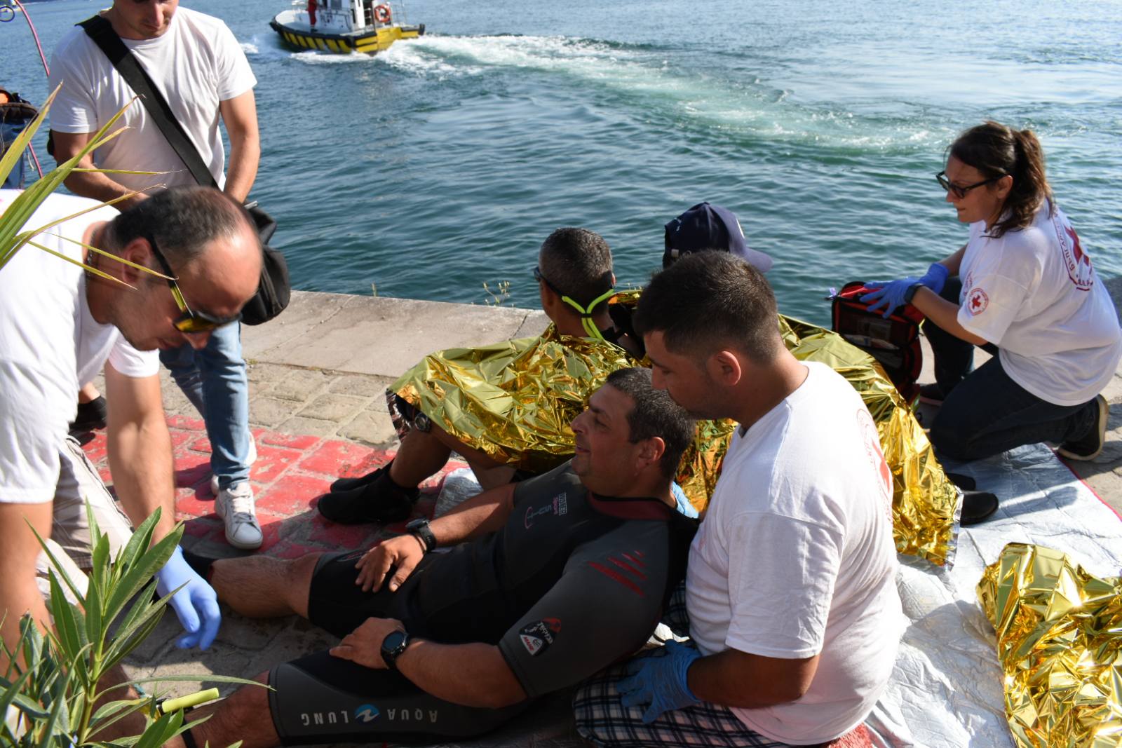 "Булсар" извърши демонстрация по спасяване на човек зад борда в деня на моряка