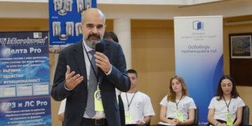 Заместник-кметът Павел Попов откри Втората ученическа конференция Varna Smart Challenge