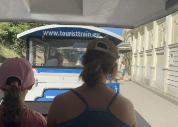 Дестинация Варна: Ето какво виждат туристите, “яхнали” влакчето по Крайбрежната алея (ВИДЕО/СНИМКИ)