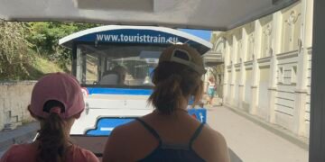 Дестинация Варна: Ето какво виждат туристите, “яхнали” влакчето по Крайбрежната алея (ВИДЕО/СНИМКИ)