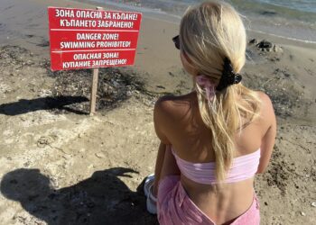 Предупредителна табела притесни плажуващите на Втора буна във Варна
