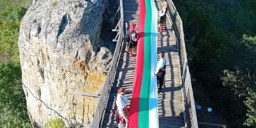 Разпънаха най-дългото знаме в България по цялата дължина на крепост “Овеч” в Провадия