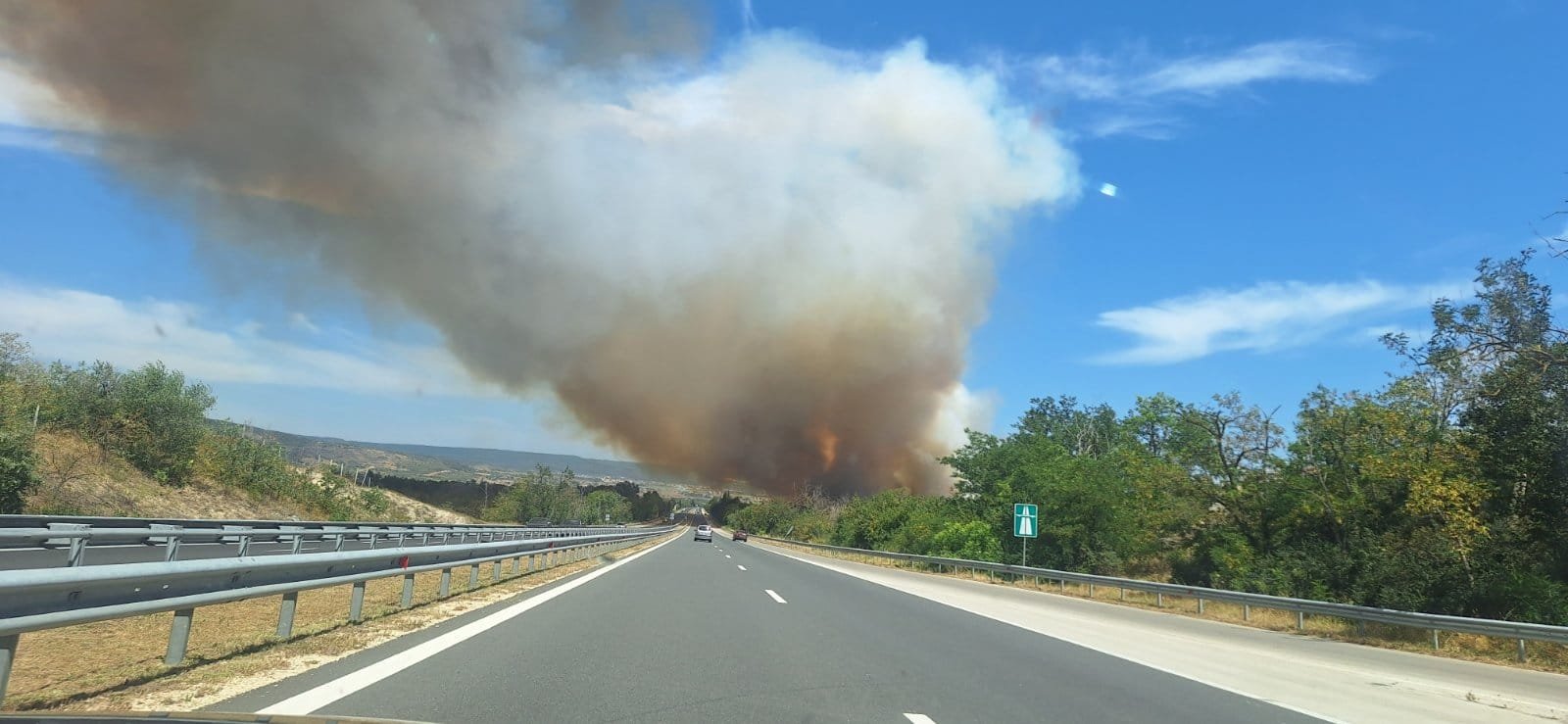Голям пожар около Слънчево, има силно задимяване и се пренасочва движението