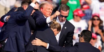 Стрелба на митинг на Доналд Тръмп, изведоха го с кръв по ухото (ВИДЕО+СНИМКИ)