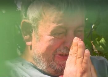 Мъж от Варна живее на пейка пред спешния център в града, нужае се от помощ! (ВИДЕО)