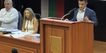 "За пореден път ставаме свидетели на пренебрежително отношение от страна на кмета и неговата администрация към въпросите, зададени от нас. Отново в 9ч сутринта преди сесия получаваме отговори на въпроси, които сме задали преди месец - въпроси, които не са от личен характер, а касаят всички граждани и разходването на техните средства.