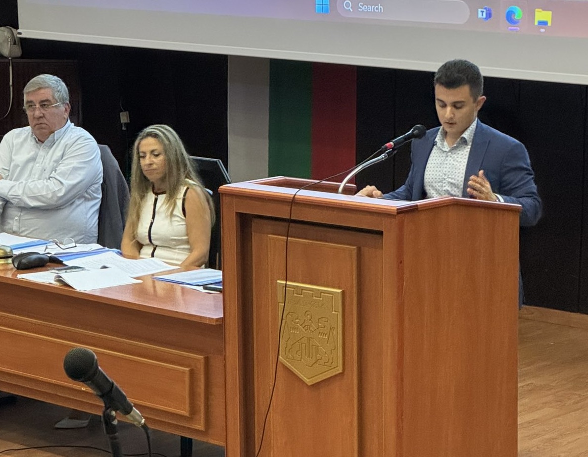 "За пореден път ставаме свидетели на пренебрежително отношение от страна на кмета и неговата администрация към въпросите, зададени от нас. Отново в 9ч сутринта преди сесия получаваме отговори на въпроси, които сме задали преди месец - въпроси, които не са от личен характер, а касаят всички граждани и разходването на техните средства.