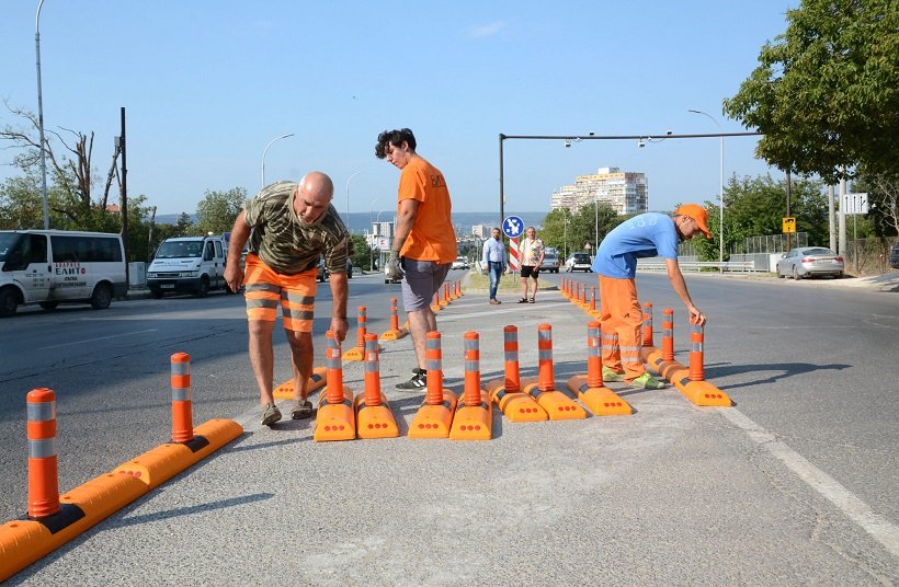 Жителите и работещите в местността “Пчелина” са готови да затварят улици с жива верига и на гражданско неподчинение заради неспиращия ремонт на ул. “Прилеп”. Това заяви общинският съветник от Коалиция “Алтернативата на гражданите” Мартин Димов, който отправи въпрос до кмета на Варна Благомир Коцев, какви мерки ще предприеме и в какъв срок този ремонт да приключ