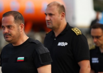 Министър Стоянов: Намалява силата на взривните вълни, но все още има силно горене в складовата база край Елин Пелин