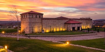 Парламентът създаде Временна комисия за проверка на данни за извършени престъпления във връзка с дейността на Ивелин Михайлов - идеолог на ПП „Величие”, и изграденият в с. Неофит Рилски, общ. Ветрино културно-исторически комплекс „Исторически парк”. „За“ гласуваха 143 народни представители, 17 „против“ и двама се въздържаха. Предложението за създаване на комисията беше внесено от независимите депутати Дарин Георгиев, Виктория Василева и Георги Куков, които бяха част от разпадналата се парламентарна група на „Величия“. По-късно проекторешението беше припознато и внесено от народни представители от „Възраждане“ и „Има такъв народ“. Временната комисия се състои от 18 народни представители, избрани на паритетен принцип - по трима от всяка парламентарна група, и се избира за срок от един месец. Според решението, временната комисия следва да установи всички факти и обстоятелства относно наличие на извършени престъпления от страна на Ивелин Михайлов и свързани с него физически и юридически лица и изградения комплекс „Исторически парк”, против финансовата, данъчната и осигурителната система, измама и търговия с влияние и данни за съпричастност с тях на лица, свързани с представители на местната или централна власт. Предвижда се временната комисия да установи и всички факти и обстоятелства относно евентуалното наличие на данни за бездействие на прокуратурата, МВР и другите компетентни органи и данни за т.нар. чадър над Ивелин Михайлов и дейността на комплекс „Исторически парк”.