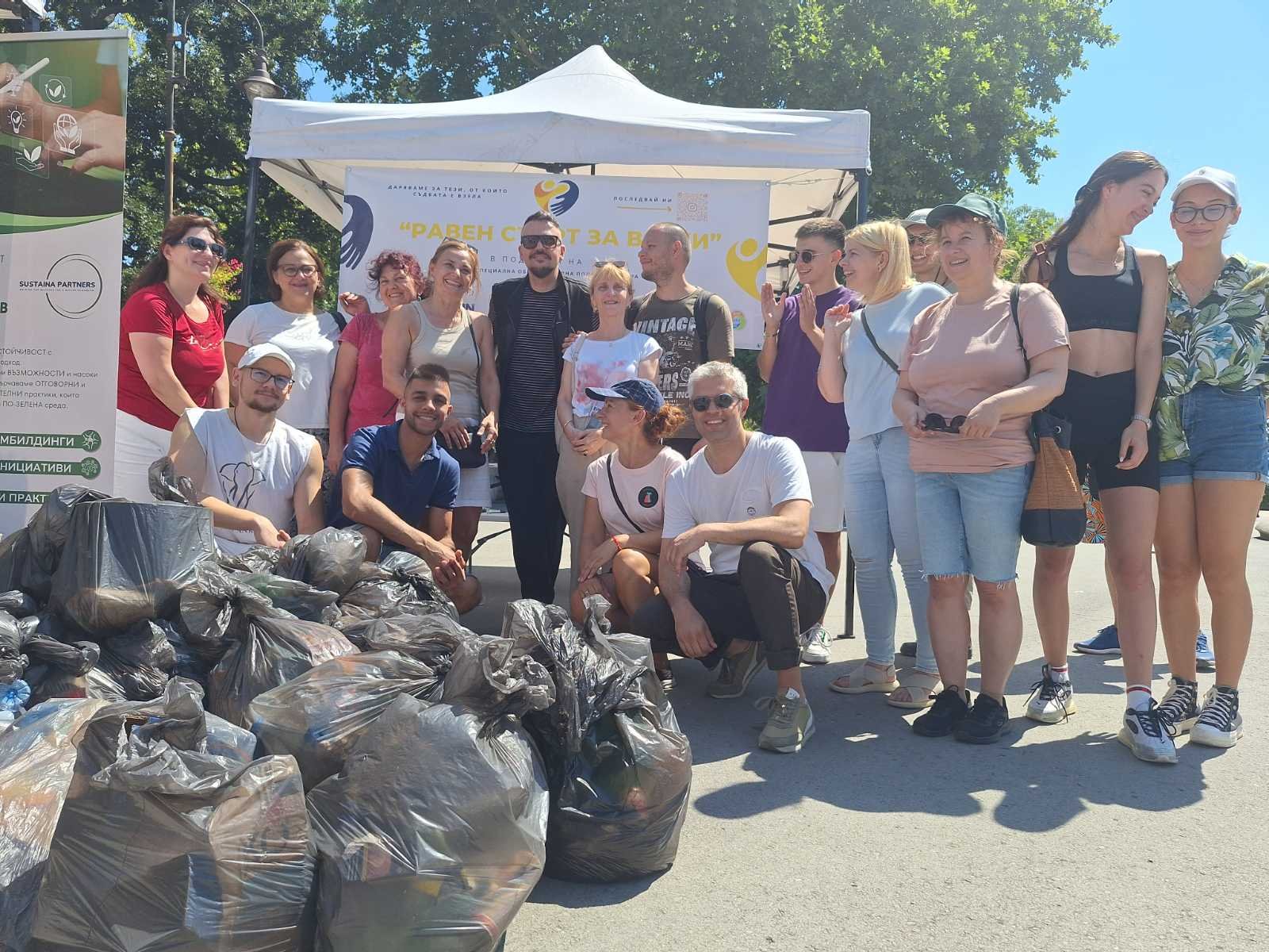 Почистиха Морската градина във Варна от фасове и отпадъци