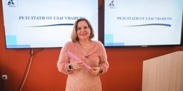 Доц. Светлана Фоткова Георгиева, д.ф., е новият декан на Факултета по фармация в МУ-Варна. Тя бе избрана с голямо мнозинство от членовете на Общото събрание на факултета. Отчетно изборното събрание се проведе на 4 юли 2024г. На 05.07.2024 г. за Заместник-декани на Факултет „Фармация“ бяха избрани доц. Галина Алексиева Янева - Заместник-декан „Научна дейност и кариерно развитие“ и доц. Анна Христова Тодорова - Заместник-декан „Учебна дейност, акредитация и качество“. Визитка: Доц. Светлана Фоткова Георгиева, д.ф. е родена на 17.04.1981 г. в гр. Бургас. През 2003 г. завършва бакалавър, специалност „Биотехнологии“ в университет „Проф. д-р Асен Златаров“ – Бургас, а през 2006 г. придобива магистърска степен по биотехнологии в същият университет. Също така придобива още две магистърски степени по органична химия в Шуменски университет „Епископ Константин Преславски“ и от 2022 г. е магистър фармацевт, завършвайки специалност „Фармация“ в МУ – Варна, Факултет по фармация. От 2019 г. доц. Фоткова притежава специалност по „Анализ на лекарствени продукти" придобита в Медицински университет – София. Защитава дисертационен труд и придобива ОНС „доктор“ по специалност „Фармацевтична химия“ през 2011 г. Професионалното й развитие започва през 2008 г. със заемането на АД „асистент“ в университет „Проф. д-р Асен Златаров"- Бургас, Медицински колеж, Катедра „Фармация". В периода 2012 г. – 2013 г. доц. Фоткова заема АД „асистент“ в МУ-Варна, Катедра „Фармацевтични науки", Факултет „Фармация“ в Медицински университет „проф. д-р Параскев Стоянов" Варна, а през 2013 г. печели конкурс за заемане на АД „доцент“ в същата катедра. През периода 2014 г. – 2018 г. е избрана за Ръководител на Катедра „Фармацевтични науки и фармацевтичен мениджмънт", Факултет „Фармация“ в МУ-Варна, а от 2018 г. до 2022 г е ръководител на Катедра „Фармацевтична химия“. Доц. Фоткова членува в Българското научно дружество по фармация (БНДФ) и Български фармацевтичен съюз (БФС).