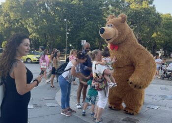 Гигантски мечок раздава прегръдки в центъра на Варна, децата питат – къде е Маша? (ВИДЕО)