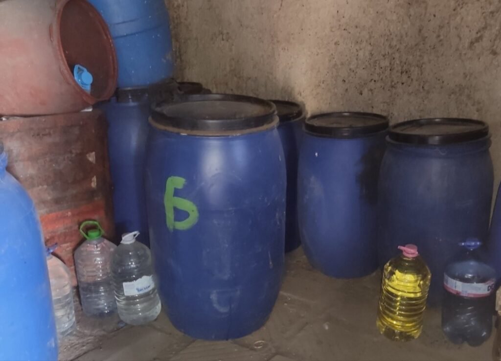 Митнически служители иззеха близо 4200 литра наливен алкохол от селскостопански постройки