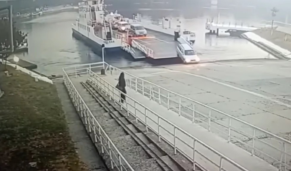 Шофьор на лек автомобил извърши опасна маневра на ферибота в Белослав