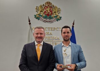 Министър Милошев награди Георги Колевичин, който покори седемхилядника връх Ленин